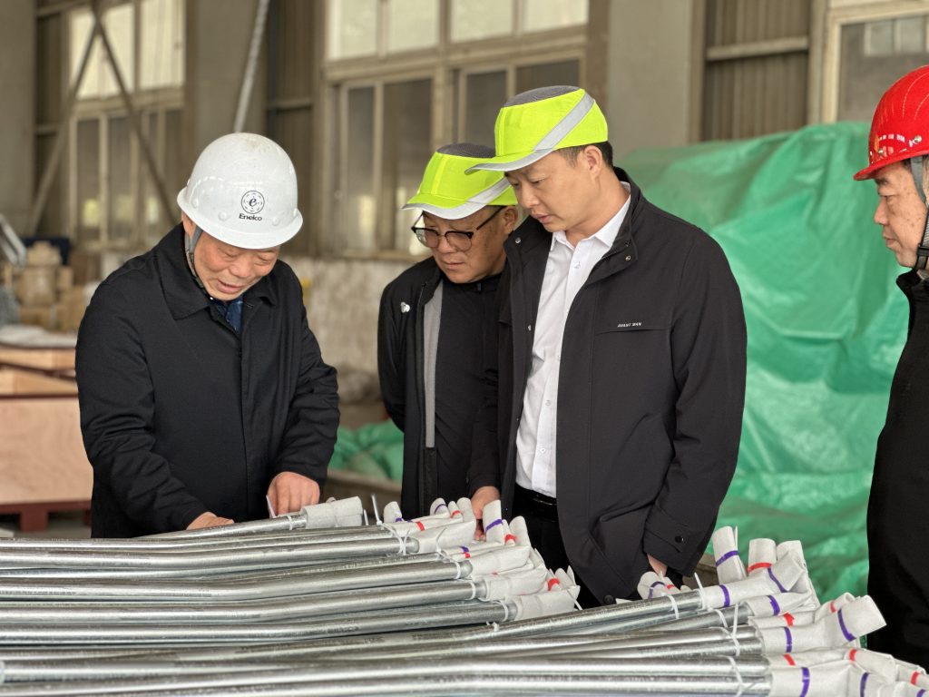 建晖代表团参观喷吹管三角支架生产区