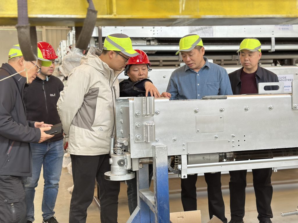 驻厂工程师进行技术讲解