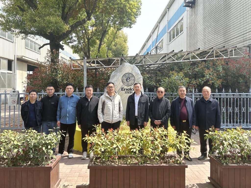 合影 左一：张明山（Clyde驻厂工程师）左二：张笑（艾尼科项目中心总监） 左三：王青（建晖工程师） 左四：崔海舟（艾尼科国内业务总监）中：罗国平（CEC采购经理） 右四：李兴国（建晖厂长） 右三：李忠才（CEC项目经理） 右二：苏勇（建晖浆线负责人） 右一：王亮（艾尼科生产中心总监）